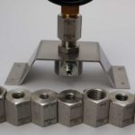 Adaptéry a stojan pro tlakoměry